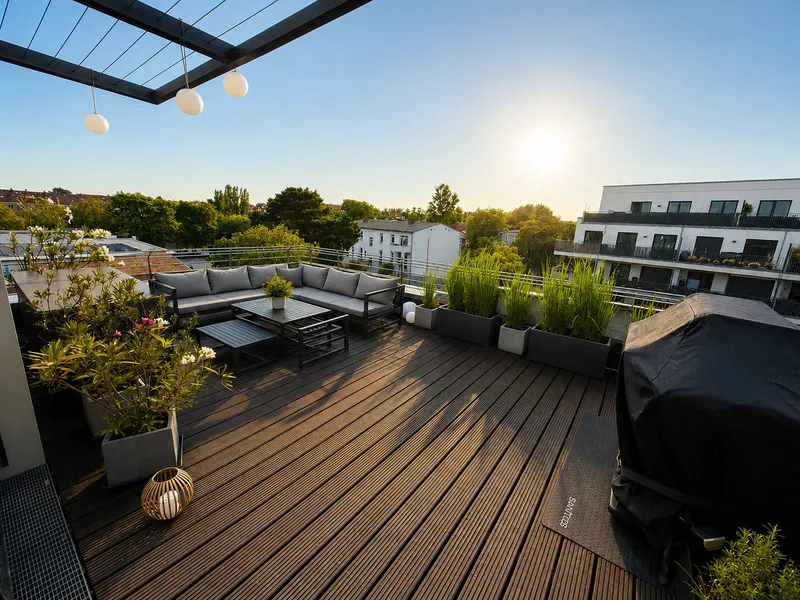 Penthouse-Wohnung mit Dachterasse, Klimaanlage, hochwertiger Einbauküche und Ankleide — photo 1